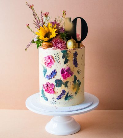 Buttercream-flowers-with-macaroons-Full-cake-819x1024